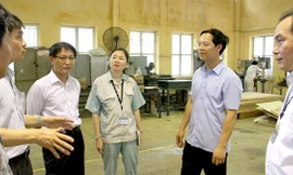 Phó Tổng Cục trưởng Giáo dục Nghề nghiệp Trương Anh Dũng kiểm tra tại Trường Cao đẳng nghề Công nghiệp Hà Nội.