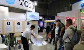 Khách tham quan tìm hiểu sản phẩm công nghệ mới thân thiện môi trường của TOTO Việt Nam tại hội chợ triển lãm EPIF 2017. Ảnh: MINH QUỐC