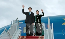 Chủ tịch nước Trần Đại Quang và Phu nhân tại sân bay Quốc tế Minsk. (Ảnh: Nhan Sáng/TTXVN)