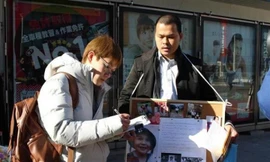 Anh Lê Anh Hào, cha bé Lê Thị Nhật Linh, xin chữ ký tại một nhà ga ở Chiba hồi cuối tháng 1/2018. Ảnh: SANKEI.