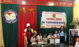 Nhà sách Tiền Phong trao tặng 'Tủ sách cho thiếu nhi Thái Nguyên'