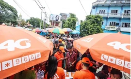 Những điểm bán hàng đông nghịt người