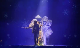 Đêm nhạc được mở đầu bằng tiếng đàn violin của Hoàng Rob cùng hiệu ứng sân khấu đẹp mắt