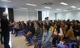 Ông Kevin Moore (phải), Giám đốc điều hành Công ty TNHH Xử lý chất thải Việt Nam (VWS) trao đổi với sinh viên