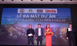 Đại diện chủ đầu tư trao giải Nhất cho khách hàng may mắn trúng thưởng.