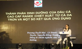 PGS-TS Trương Tuyết Mai – Phó Viện Trưởng Viện Dinh dưỡng Quốc Gia (Bộ y tế) trình bày nội dung tham luận tại Hội thảo khoa học “ Dầu cá Ranee và sức khoẻ cộng đồng” .