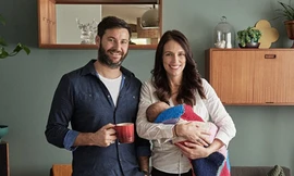 Thủ tướng Ardern, bạn đời Gayford và con gái Neve tại nhà ở Auckland trong bức ảnh gia đình được công bố hồi đầu tháng. Ảnh: TVNZ