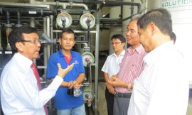 ông David Dương – Tổng giám đốc VWS (trái) giới thiệu với Hiệp hội quy trình xử lý rác