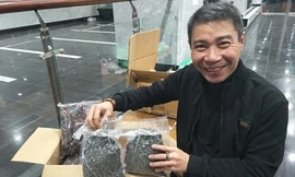 NSƯT Công Lý cười rất tươi bên những món quà vừa nhận được do khán giả gửi xuống từ Yên Bái.