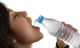 Uống nước lạnh quá nhiều có thể gây viêm họng trong mùa hè (Ảnh minh họa).