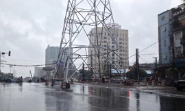 Cột điện “mọc” giữa đường