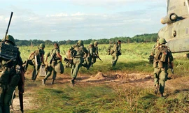 Lính Mỹ chuẩn bị lên chiếc máy bay trực thăng