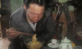 Người đàn ông hơn 20 năm chỉ ăn... mỳ tôm