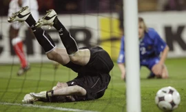 Thủ môn … vồ ếch