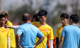 Đình Trọng trao đổi với thày Park trong buổi tập trước trận gặp Jordan ảnh: HỮU PHẠM 