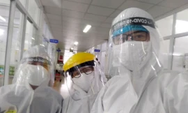 Khử khuẩn phương tiện để chống dịch. Ảnh: Nguyễn Thành