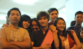 Hiếu (ở giữa) và bạn bè