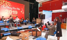 Nghệ sĩ Nhà hát Ca múa nhạc Việt Nam tập luyện cho chương trình nghệ thuật đặc biệt