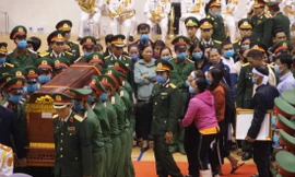 Tiễn đưa các anh về với đất mẹ. Ảnh: PV