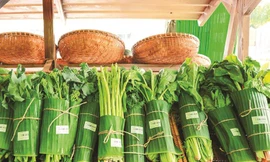 Rau xanh được gói bằng lá chuối trở thành phong trào bảo vệ môi trường ở Việt Nam