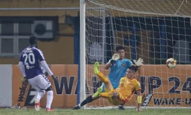 Sau lượt đi thăng hoa, Thanh Hóa (phải) trượt dài ở lượt về và rơi vào cuộc đua tranh suất đá play-off cùng Khánh Hòa ảnh VSI 