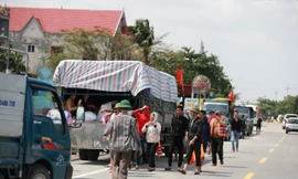 Những đoàn xe rồng rắn vận chuyển hàng cứu trợ vào vùng lũ Ảnh: Minh Đức 