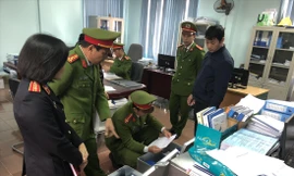 Cơ quan tố tụng đang khám xét, thu thập tài liệu tại trụ sở BQLDA Môi trường và Biến đổi khí hậu TP Đồng Hới phục vụ công tác điều tra 