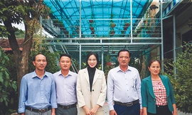 Đỗ Thị Hà cùng người thân. Bố, mẹ Hoa hậu đứng bên phải ảnh Ảnh: Như Ý