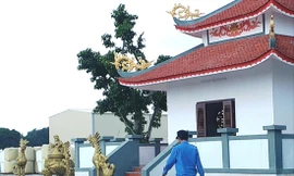 Ngôi đền được xây dựng trái phép trong đất khu công nghiệp. Ảnh: Ngọc Văn