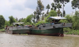 Phương tiện khai thác trái phép trên sông Hậu bị lực lượng chức năng bắt quả tang