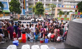 Nước sông Đà ô nhiễm, người dân Hà Nội phải xếp hàng lấy nước 