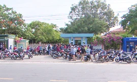 Sáng ngày 31/1, nhiều công nhân đến Cty TNHH Giày da Mỹ Phong để nhận tiền kết thúc hợp đồng lao động 