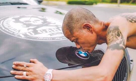 Tự Thanh Đa bên cạnh xế cưng BMW