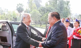 Tổng Bí thư, Chủ tịch nước Lào Bounnhang Vorachith đón Tổng Bí thư, Chủ tịch nước Nguyễn Phú Trọng Ảnh: TTXVN