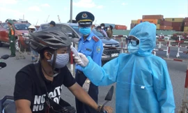 Lực lượng chức năng kiểm tra thân nhiệt người dân vào TPHCM Ảnh: Ngô Bình