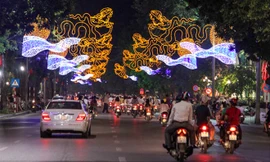 Trang trí ánh sáng Tết Nguyên đán 2019 đã được giảm tải sự lòe loẹt, không sử dụng cổng chào sặc sỡ