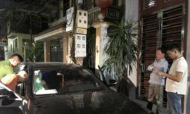 Chúc "Nhị" đứng khoanh tay chứng kiến cơ quan điều tra khám xét xe ô tô của mình (ảnh lớn); Khám xét nhà riêng Chúc “Nhị” (ảnh nhỏ)ảnh: Hoàng Long 