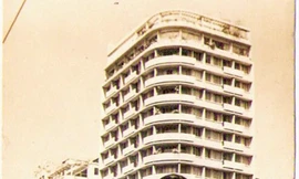 Phạm Xuân Nguyên (phải) trên phố Sài Gòn thời kỳ dạy tiếng Việt cho bộ đội Campuchia (1980)