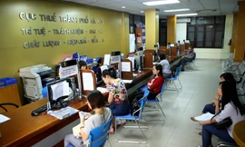 Doanh nghiệp nợ thuế, nguy cơ nhà nước mất trắng lên con số hàng chục nghìn tỷ đồng. (Trong ảnh: Người dân và doanh nghiệp đóng thuế tại Cục Thuế TP Hà Nội) Ảnh: Ngọc Châu