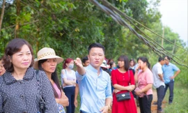 Bùi Đức Tuyển hướng dẫn du khách tham quan trang trại của HTX