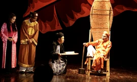 Vở diễn truyền thống chưa thể chuyển ngay sang nhà hát online Ảnh: KỲ SƠN 