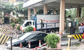 Thay vì chắn ngang để thu phí hiện các thanh barie bị gác lên trụ bê tông để xe tự do qua lại