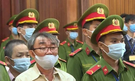 Các bị cáo nghe Tòa tuyên án. Ảnh: PV