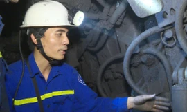 Kỹ sư Nguyễn Văn Hiền xuống các hầm lò tìm kiếm các giải pháp cải tiến kỹ thuật Ảnh: NVCC 