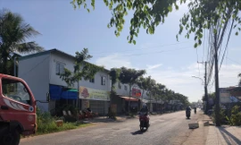 Dãy ki-ốt xây dựng trái phép của hộ gia đình bà Hứa Thanh Thanh, con gái ông Hứa Văn Hòa, Nguyên Phó chủ tịch UBND huyện Châu Thành ( Kiên Giang) 