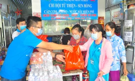 Bạn trẻ hỗ trợ bữa cơm cho bệnh nhân tại bệnh viện ẢNH: HÒA HỘI