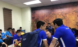 HLV Park Hang Seo và các học trò mệt mỏi chờ đợi làm thủ tục nhập cảnh tại sân bay Bacolod Ảnh: V.P