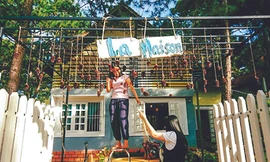 Phụng và Duyên tự trang trí homestay của họ