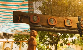 Họa sĩ Nguyễn Văn Hổ tạo khuôn đúc bằng đất sét để làm tượng 