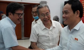 Phó Bí thư Thành ủy Trần Lưu Quang (phải) tiếp xúc cử tri chiều 20/11